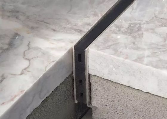 2.5mのアルミニウム タイルのトリムの木の床のための終わりのストリップのタイルの端のトリム