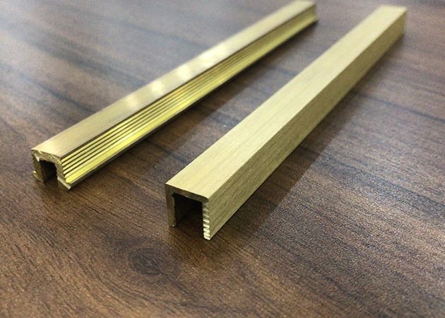 タイル2.5mのセラミック タイルの装飾のための真鍮の端のトリム