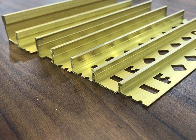タイル2.5mのセラミック タイルの装飾のための真鍮の端のトリム