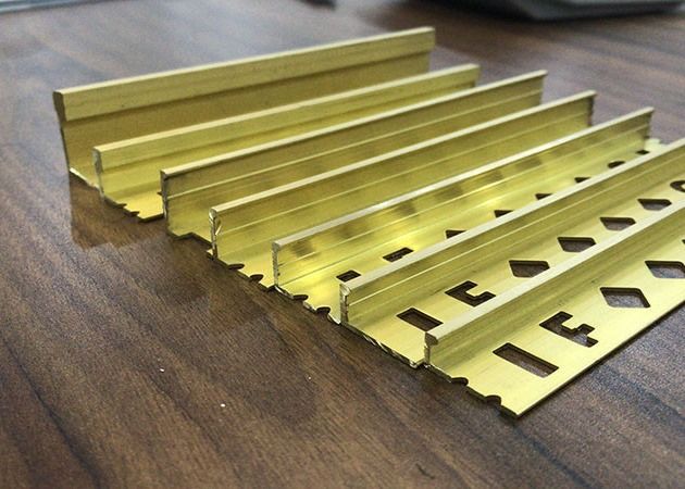 金3.0mの装飾的な真鍮のトリムは家具の装飾を除去する