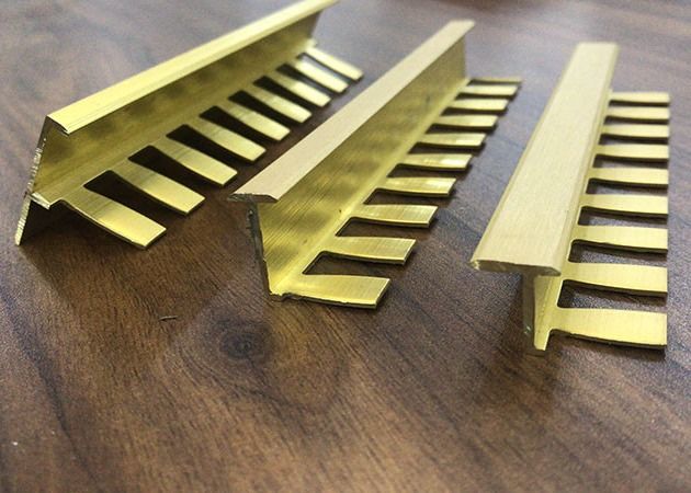 金3.0mの装飾的な真鍮のトリムは家具の装飾を除去する