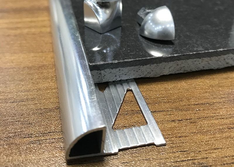 アルミニウム タイルのトリムの金属のアルミニウム放出のプロフィールのタイルのトリミングの端ストリップ