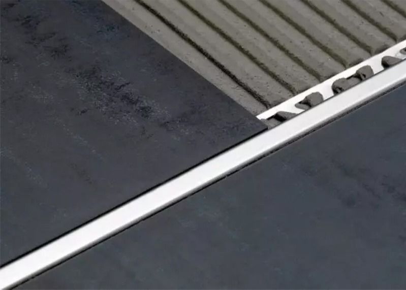 2.5mのアルミニウム タイルのトリムの木の床のための終わりのストリップのタイルの端のトリム