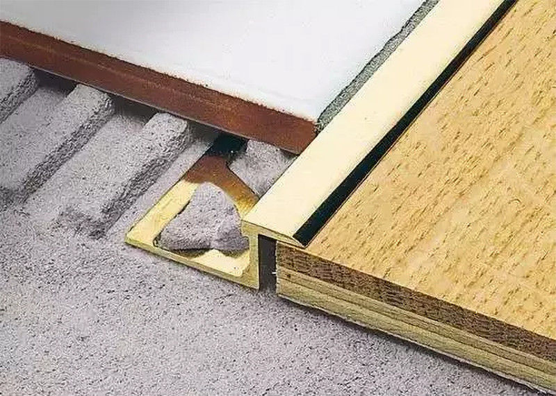 アルミ合金のプロフィールのタイルの端のトリム アルミニウムのための2.5mの金属のタイルの端のトリム