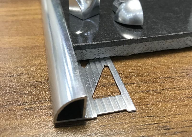 丸かどの陶磁器の床タイルアルミニウム ミラーの端のトリム中の金属片